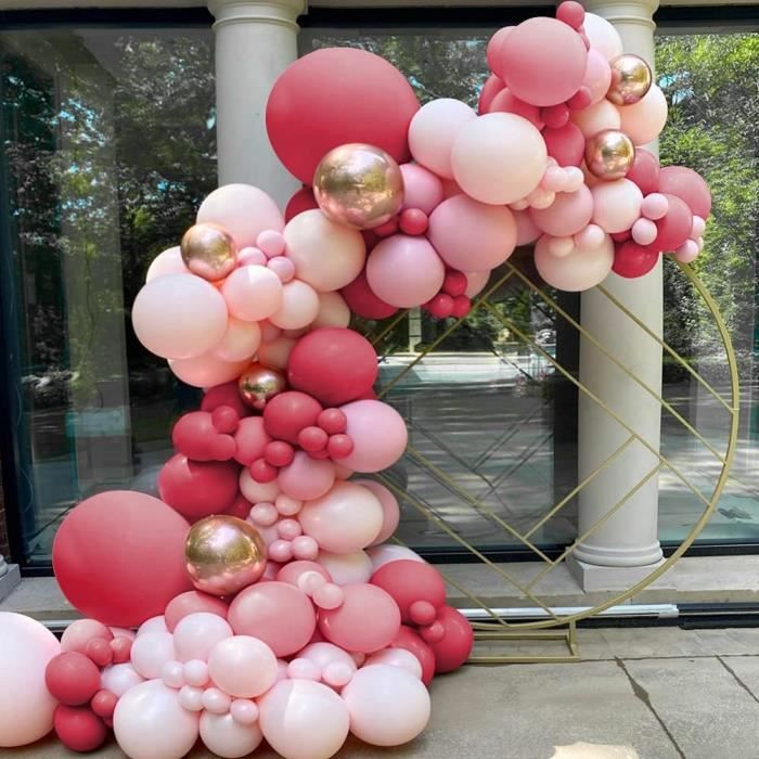 guirlande de #ballons et de #fleurs différentes tailles rose rouge   Comment faire une guirlande, Idées de ballon, Décoration anniversaire