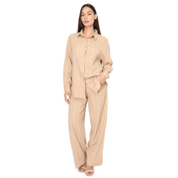 Ensemble avec :Longue chemise ample et plissée à boutons devant et sur les manches.Pantalon ample avec élastique à la taille.Longueu Ensemble avec :Longue chemise ample et plissée à boutons devant et sur les manches.Pantalon ample avec élastique à la taille.Longueu