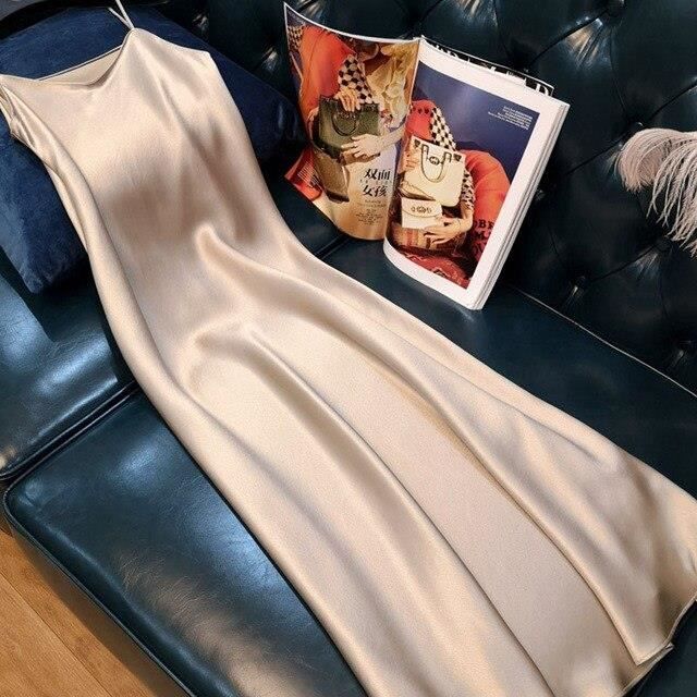Robe de soirée en satin à fines bretelles en Shining Brown - Christian
