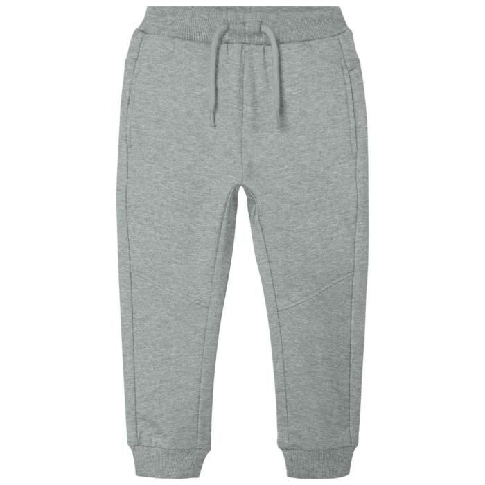 Si tira giù i pantaloni davanti ai bambini e tocca una donna