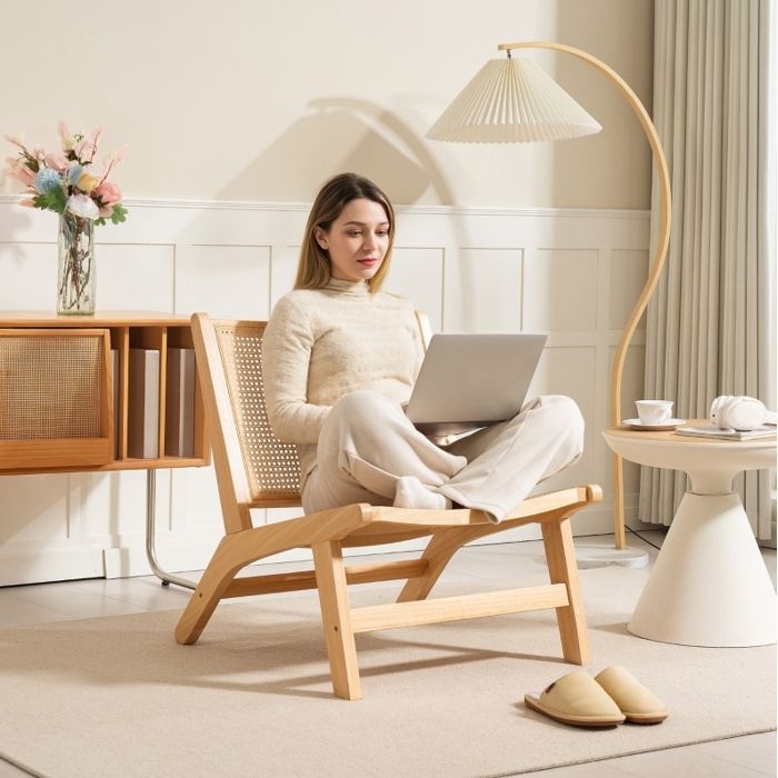 Fauteuil de relaxation sans accoudoirs avec dossier en rotin structure en bois d’hévéa 64 x 70 x 74 cm ORVRYN
