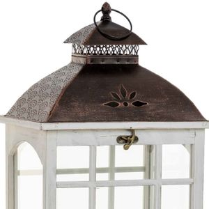 Lanterne en bois, richement décorée, avec toit en métal