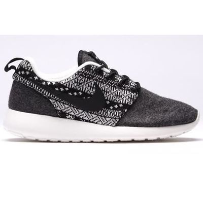 nike roshe one black