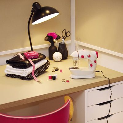 L.O.L. Surprise, Poupée avec Mobilier - Coffret Décor, 1 Poupée 8 cm, Mobilier, Accessoires, Fonction Eau Surprise, Modèles Aléatoires à Collectionner (Série 1), Jouet pour Enfants dès 3 Ans, LLU90
