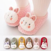 1 paire de chaussettes et chaussures mignonnes en fourrure pour bébé, chaussettes et chaussures chaudes d'hiver en forme de M rose