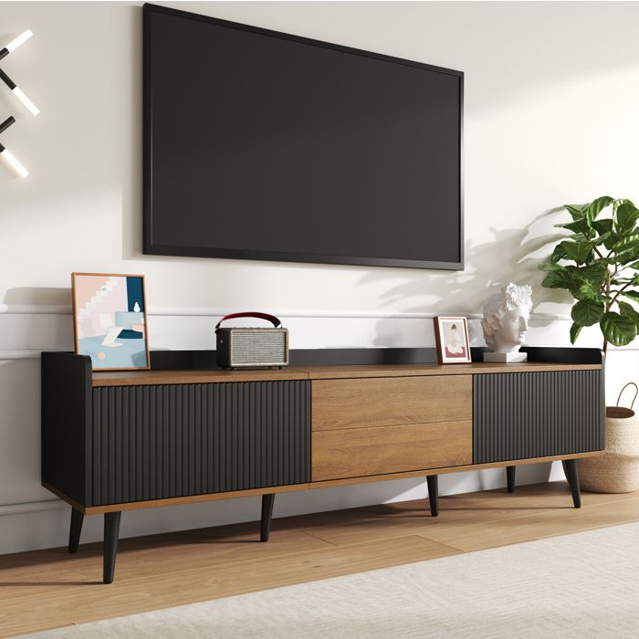 Meuble TV 160 cm 3 portes noir et décor bois avec rangement bord surélevé pieds en bois façades rainurées ORVRYN