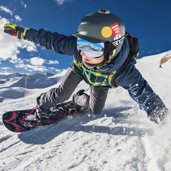 homme dans ski des lunettes de protection monte une snowboard de une  neigeux Montagne 27686605 Photo de stock chez Vecteezy