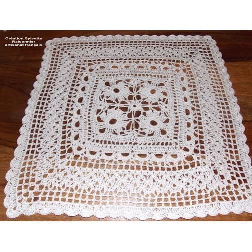 NAPPERON CROCHET CREATION SYLVETTE RAISONNIER ARTISANAt FRANCAIS ecru30cm