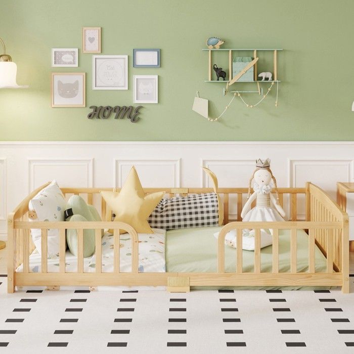Lit au sol 140x200 cm en pin naturel lit Montessori avec barrières sécurité et accès central pour enfant sans matelas Lit au sol 140x200 cm en pin naturel lit Montessori avec barrières sécurité et accès central pour enfant sans matelas