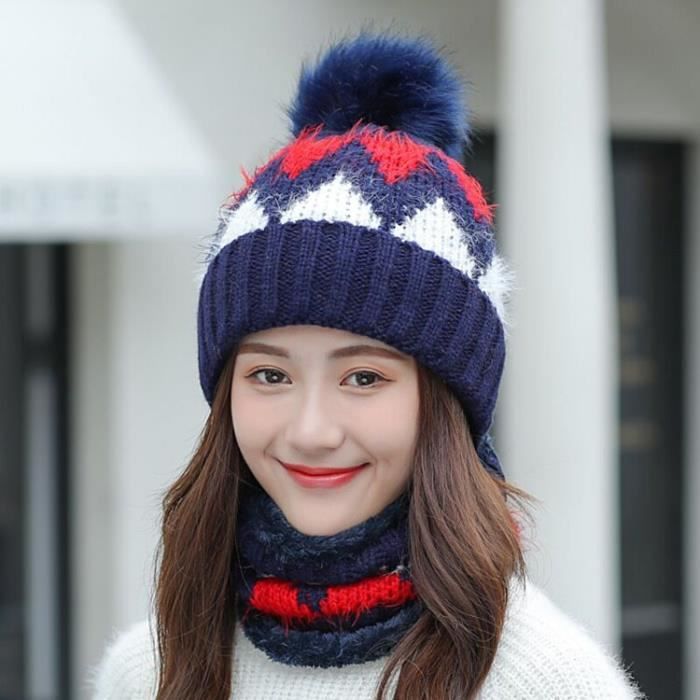 Chapeau à fourrure tendance en hiver empilé et exposé à l'extérieur du  magasin en Corée du Sud Photo Stock - Alamy