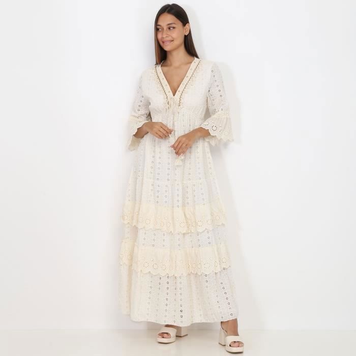 Robe longue beige en broderie anglaise à volants