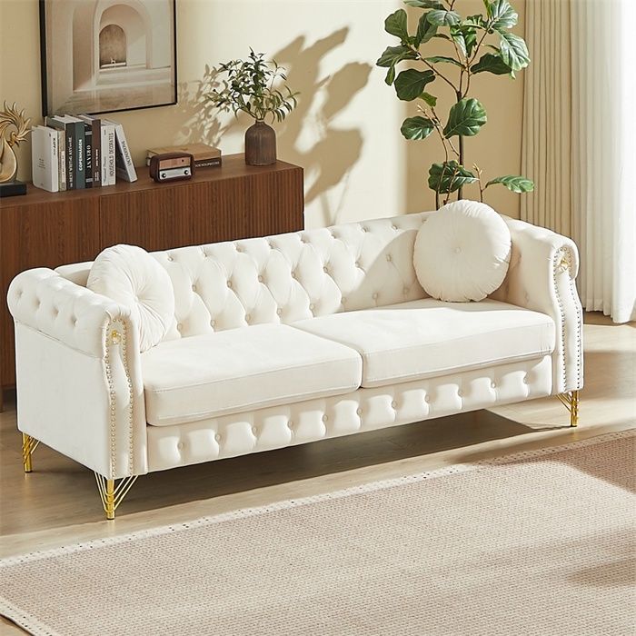 Canapé 3 places 208 3 x 76 2 x 73 6 cm - Canapé en velours style Chesterfield avec pieds dorés et clous décoratifs - Blanc cassé Canapé 3 places 208 3 x 76 2 x 73 6 cm - Canapé en velours style Chesterfield avec pieds dorés et clous décoratifs - Blanc cassé