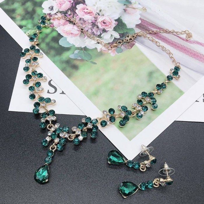 Parure De Bijoux Fantaisie : Collier Et Boucles D'oreilles Vertes à Fleurs En émail Et Cristal - Neuf