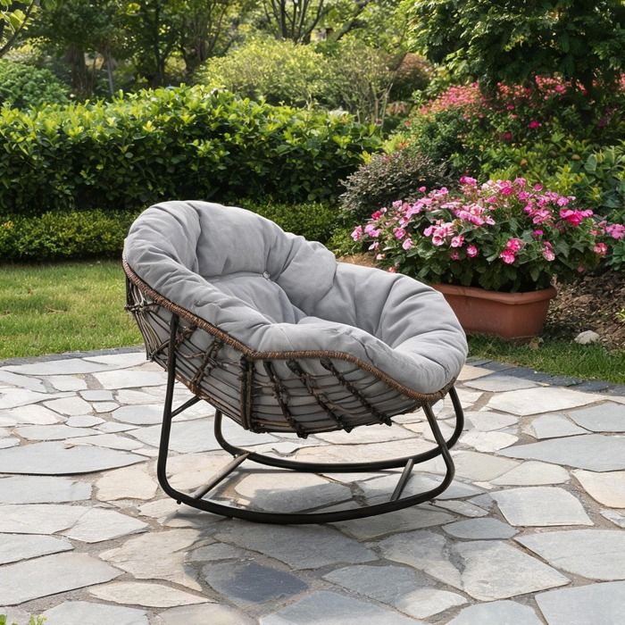 Fauteuil à bascule œuf surdimensionné en rotin tressé main structure acier gris clair coussin épais 15 cm usage intérieur et
