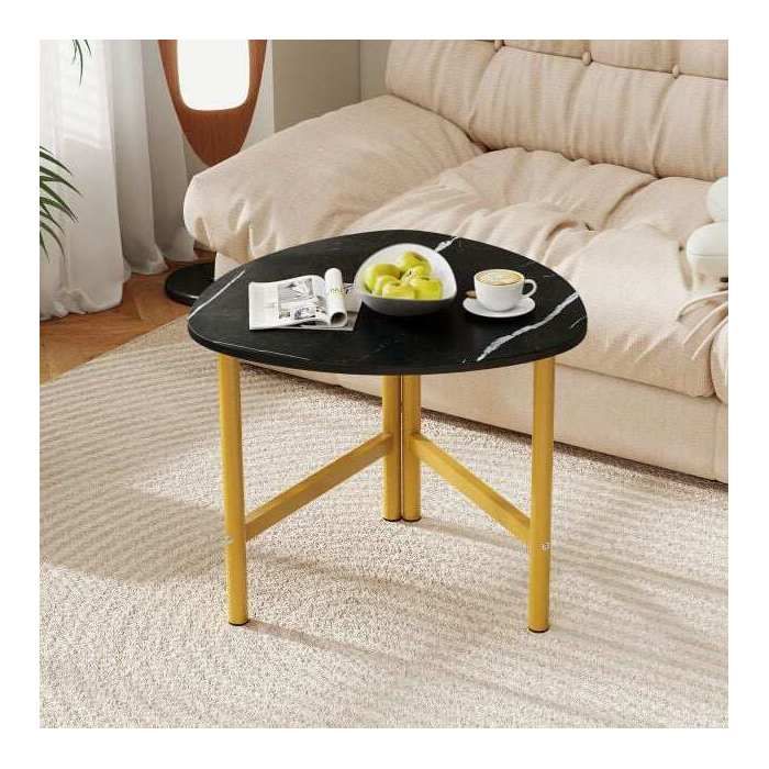 Table basse triangulaire noire avec pieds métal ovales plateau effet bois et marbre pour salon et petits espaces
