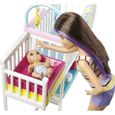 Barbie Famille coffret Chambre des jumeaux, poupee Skipper baby-sitter aux cheveux chatains, 2 figurine d'enfants et accessoi-2