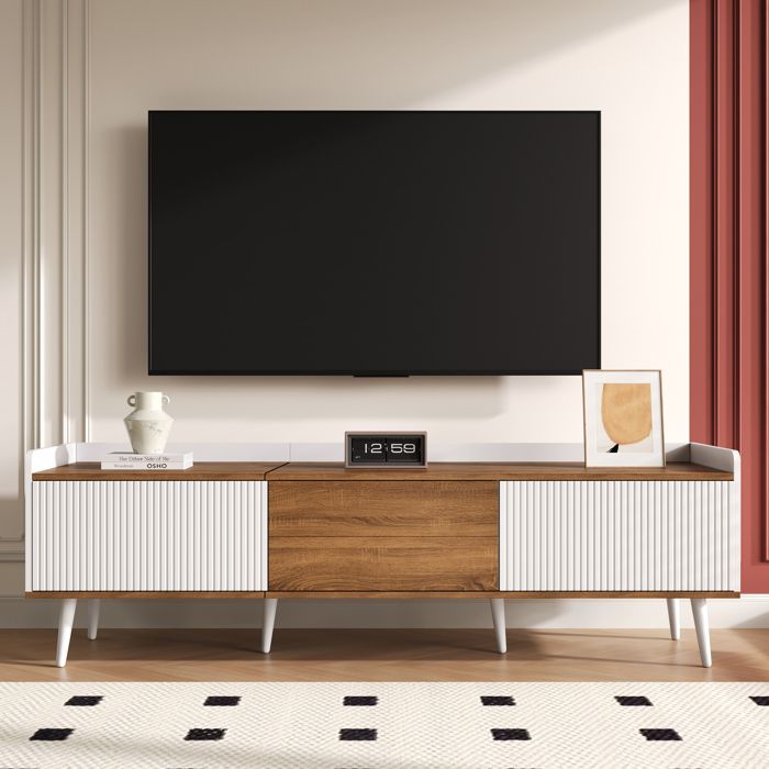 Meuble TV - KOMHTOM - 160 x 39 x 49 5 cm - Blanc et bois naturel - 3 portes rainurées - Pieds en bois massif Meuble TV - KOMHTOM - 160 x 39 x 49 5 cm - Blanc et bois naturel - 3 portes rainurées - Pieds en bois massif