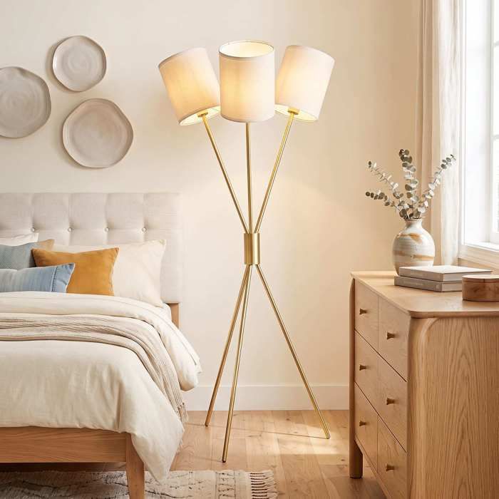 Lampadaire avec 3 abat-jours en tissu. Lampadaire moderne. Lampadaire décoratif avec cadre métallique.