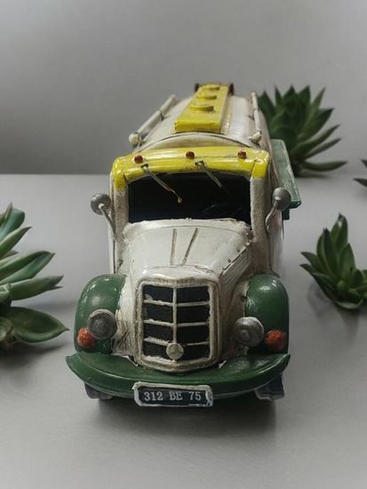 Maquette Poids Lourd Actros 1/50 – Modèle Réduit Camion Neuf