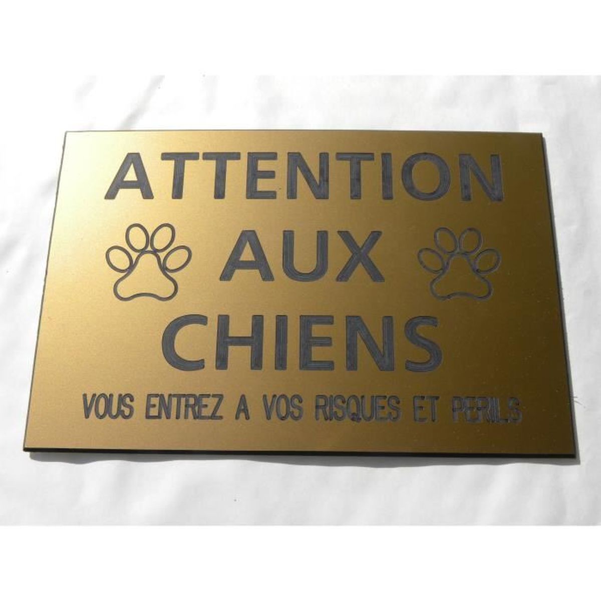 plaque gravée "ATTENTION AUX CHIENS VOUS ENTREZ...RISQUES ET PERILS" 150x100 mm 