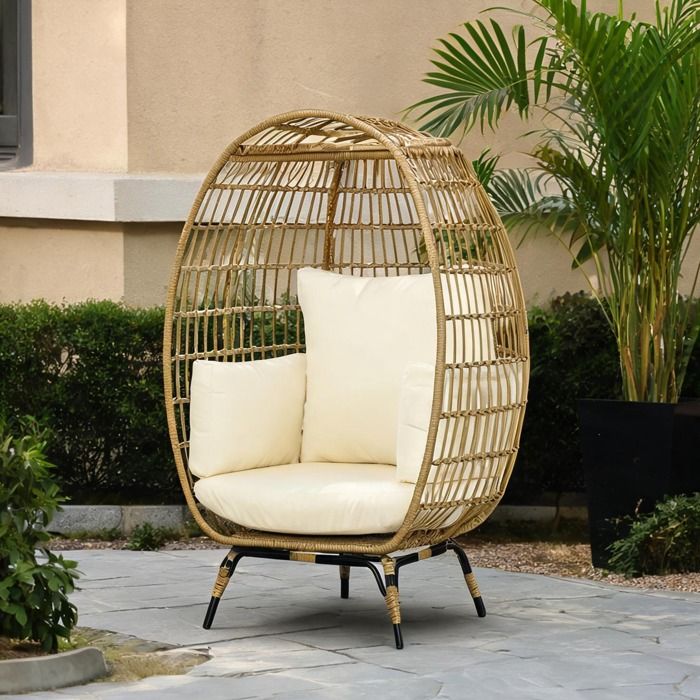Fauteuil de jardin ovale en rotin synthétique beige-toned structure acier et coussins épais pour terrasse