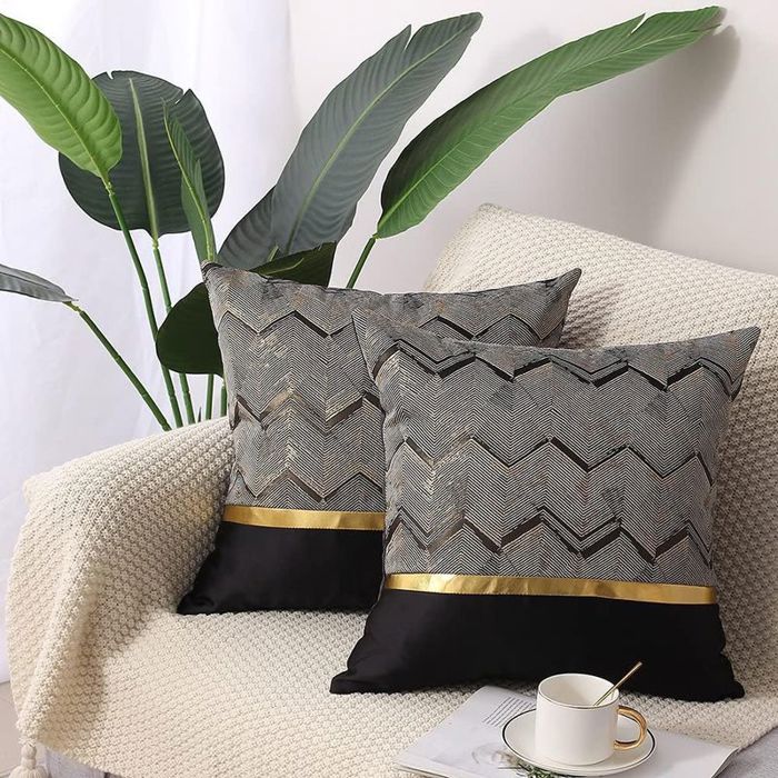 Ensemble de 2 housses de coussin décoratives en cuir noir et doré 45 x 45 cm motif patchwork jacquard rayé -
