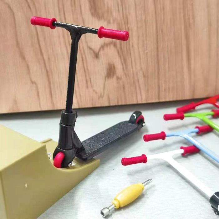 Finger Scooter – Mini Trottinette Doigt + Chaussures Et Pantalon Pour Doigts – Cadeau Enfant Ado
