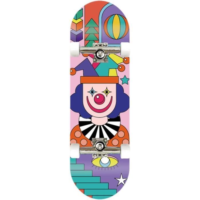Planches à roulettes maquette avec des dessins debout | PSD Premium
