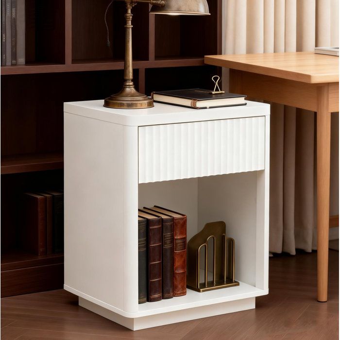 HOMVRA Table de chevet blanche 55 x 40 x 63 5 cm avec 1 tiroir niche ouverte et facade ondulee en MDF