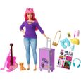 Poupée Barbie Voyage Daisy aux cheveux roses avec valise, chat, guitare et accessoires-0