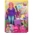 Poupée Barbie Voyage Daisy aux cheveux roses avec valise, chat, guitare et accessoires-1