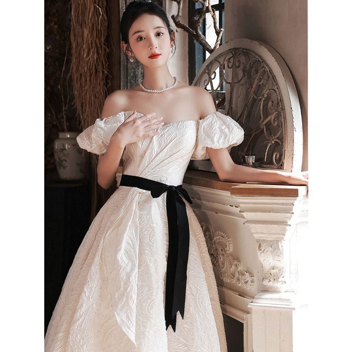 Robe de Soirée Élégante en Satin Blanc–Robe Longue à Manches