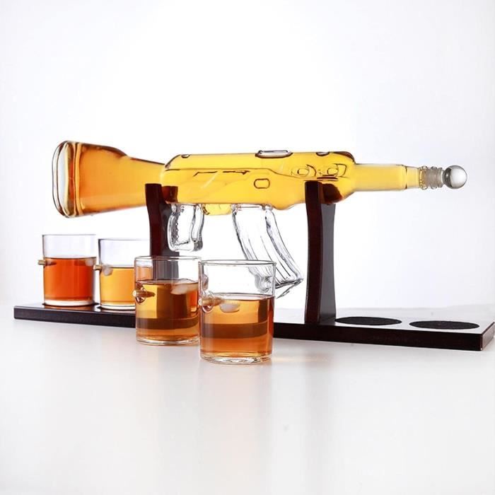Pistolet et alcool. Pistolet 9mm et tasse de whisky cognac ou brandy image  libre de droit par weyo © #165620468