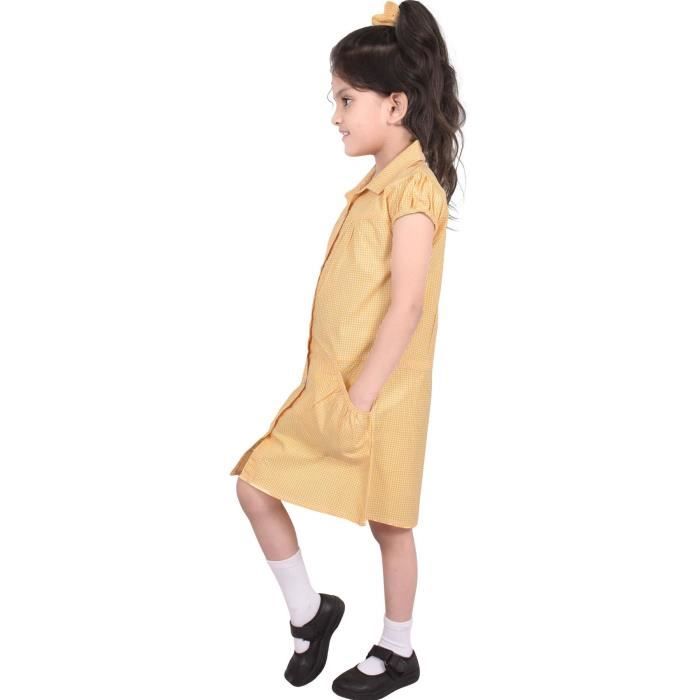 Image of Fille de 9 à 10 ans en robe à carreaux ;
