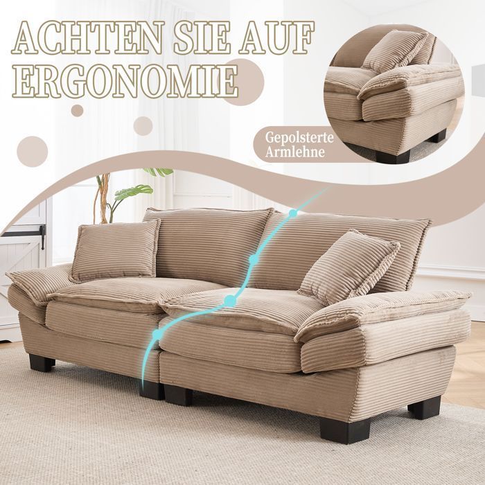 Un canapé-lit double moderne et simple avec une couette qui suffit à un oreiller cest douillet mais spacieux et spacieux dans le