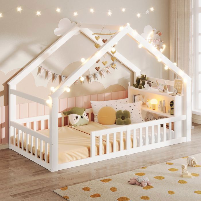 Lit Enfant Blanc 90x190 cm Lit Cabane avec Étagère de Rangement Barrière de Sécurité et Lampes Décoratives - Bois de Pin Massif