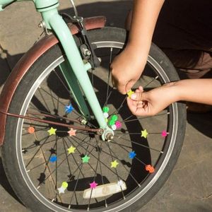 Perles Rayons Velo, 108 pcs Spoke Décorations Colorées de Bicyclette  Réfléchissantes Accessoire de Vélo pour Enfants Adultes Fille Garçon Clip  de Rayon Roue Multicolore Forme-Etoile Lune Coeur Eclair : :  Sports et