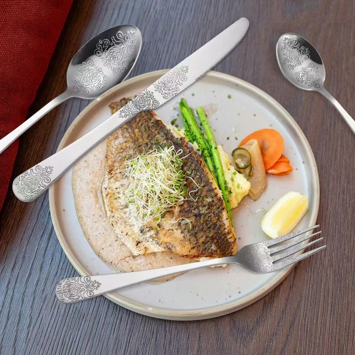 Partie de ménagère en argent modèle filet comprenant 13 cuillères, 15