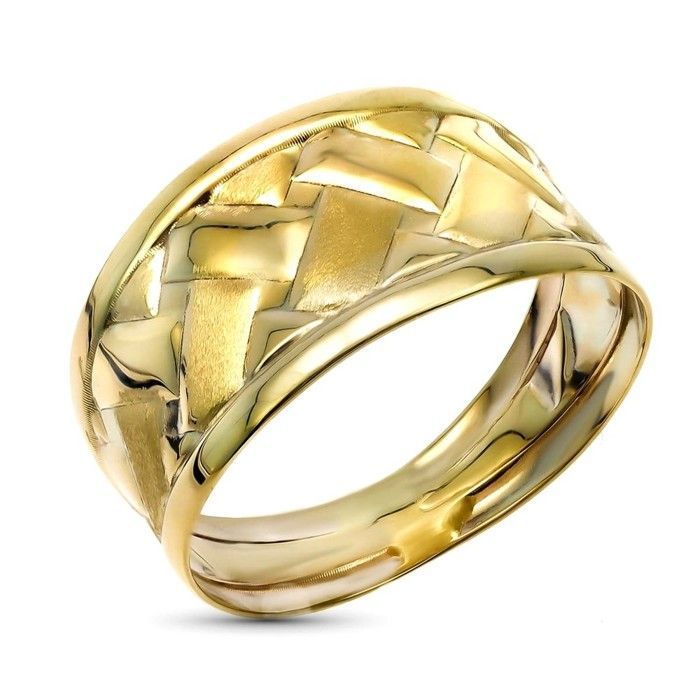 Bague tressée en or 9 carats avec bords polis et une largeur maximale de 11 mm.