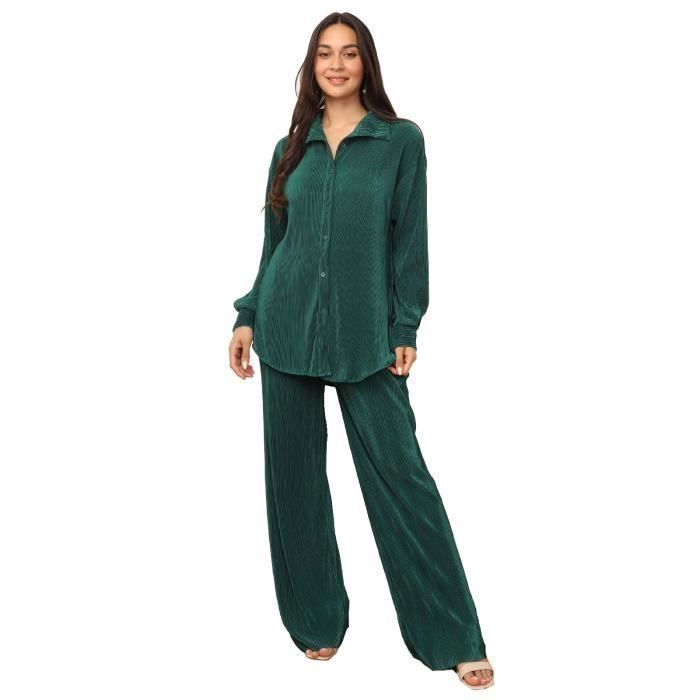 Ensemble chemise et pantalon amples et plissés.Chemise boutonnée devant et sur les manches.Présence dun élastique à taille du
