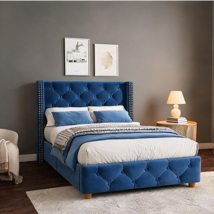 Lit capitonné en velours soft blue 90×200 cm avec sommier chevets à boutons et clous