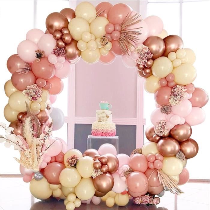 Photo de fête avec des ballons blancs, roses, l'espace libre pour des  inscriptions. Balles de fond blanc, rose, blanc. Concept de vacances Photo  Stock - Alamy
