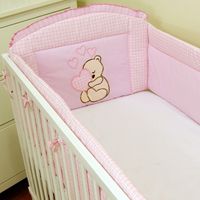 Tour de lit bébé 140 x 70 complet Rose pour fille - L'ours avec un cœur.