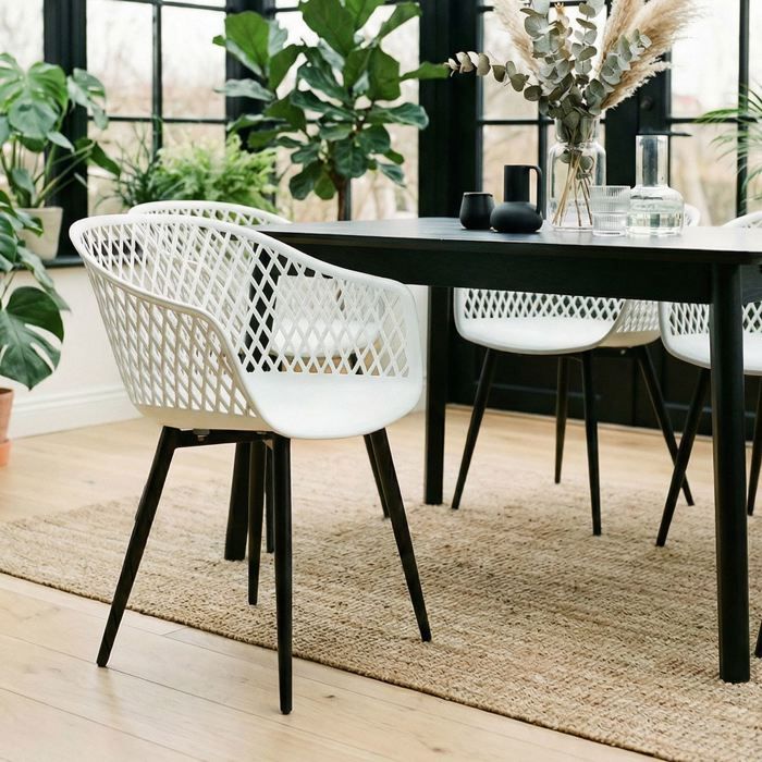 Lot de 4 chaises de salle à manger ou cuisine MADEIRA en plastique blanc et 4 pieds en métal noir Lot de 4 chaises de salle à manger ou cuisine MADEIRA en plastique blanc et 4 pieds en métal noir