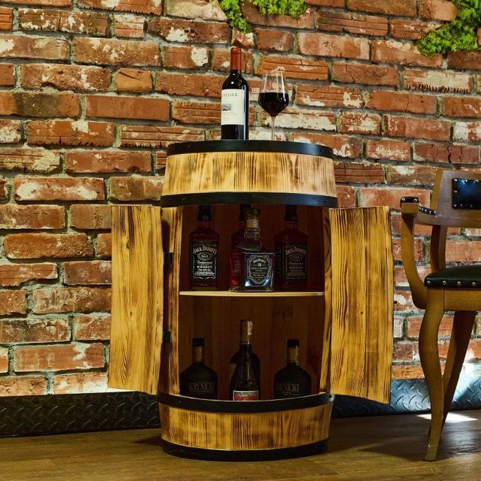 Il y a un casier à vin en bois avec de nombreuses bouteilles de vin Il y a un casier à vin en bois avec de nombreuses bouteilles de vin