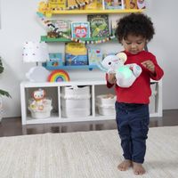 Bright Starts Jouet Nomade – Singe Ou Éléphant Aléatoire – Peluche Musicale 4 Mélodies – Anneau Funlink – Poussette, Transat
