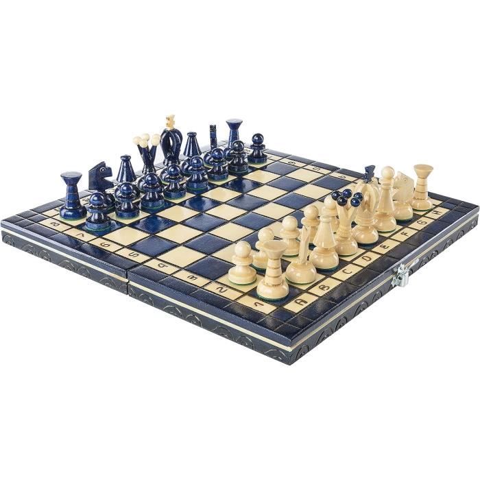 Table d'Échecs en Noyer avec Personnages Sculptés à la Main, Espagne, 1960s, Set de 3 en vente sur