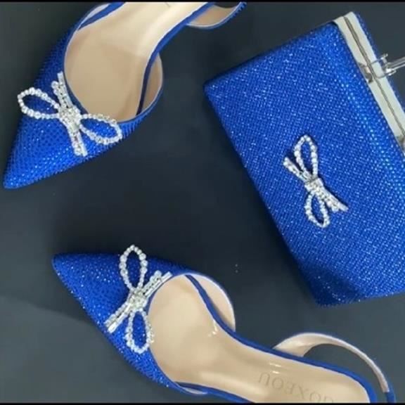 Escarpins Manolo Blahnik Petase - Bleu Daim Avec Nœud - Taille 40,5 - Neufs Avec Boîte - Fabriqué En Italie - Talons Hauts