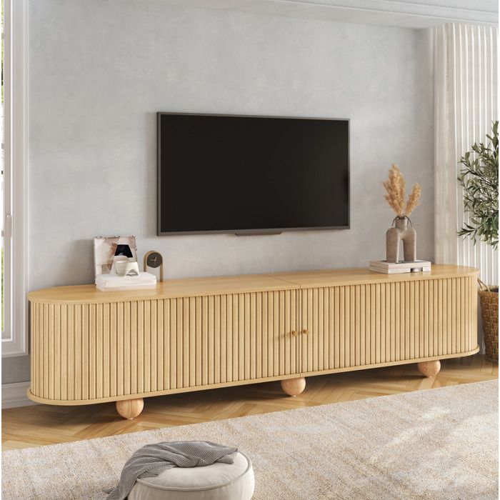 Meuble TV 180 cm en MDF naturel avec 2 portes coulissantes rainurées passe-câbles et pieds boule rétro