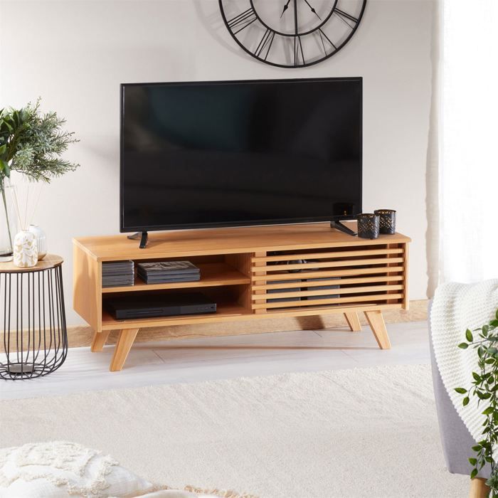 Meuble TV SEAN banc télé de 115 cm au design vintage avec 4 niches et 1 porte coulissante ajourée en pin massif à la finition cirée Meuble TV SEAN banc télé de 115 cm au design vintage avec 4 niches et 1 porte coulissante ajourée en pin massif à la finition cirée
